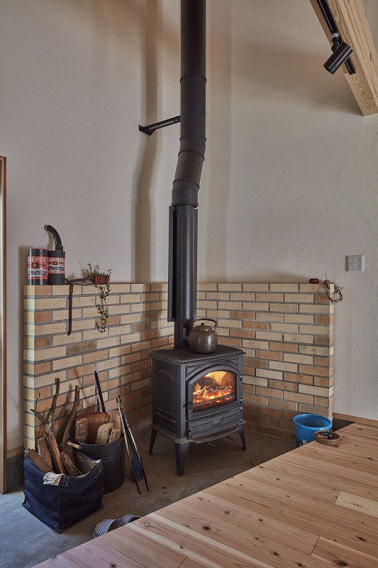 無垢のフローリングが気持ち良い暖炉のあるお家 画像